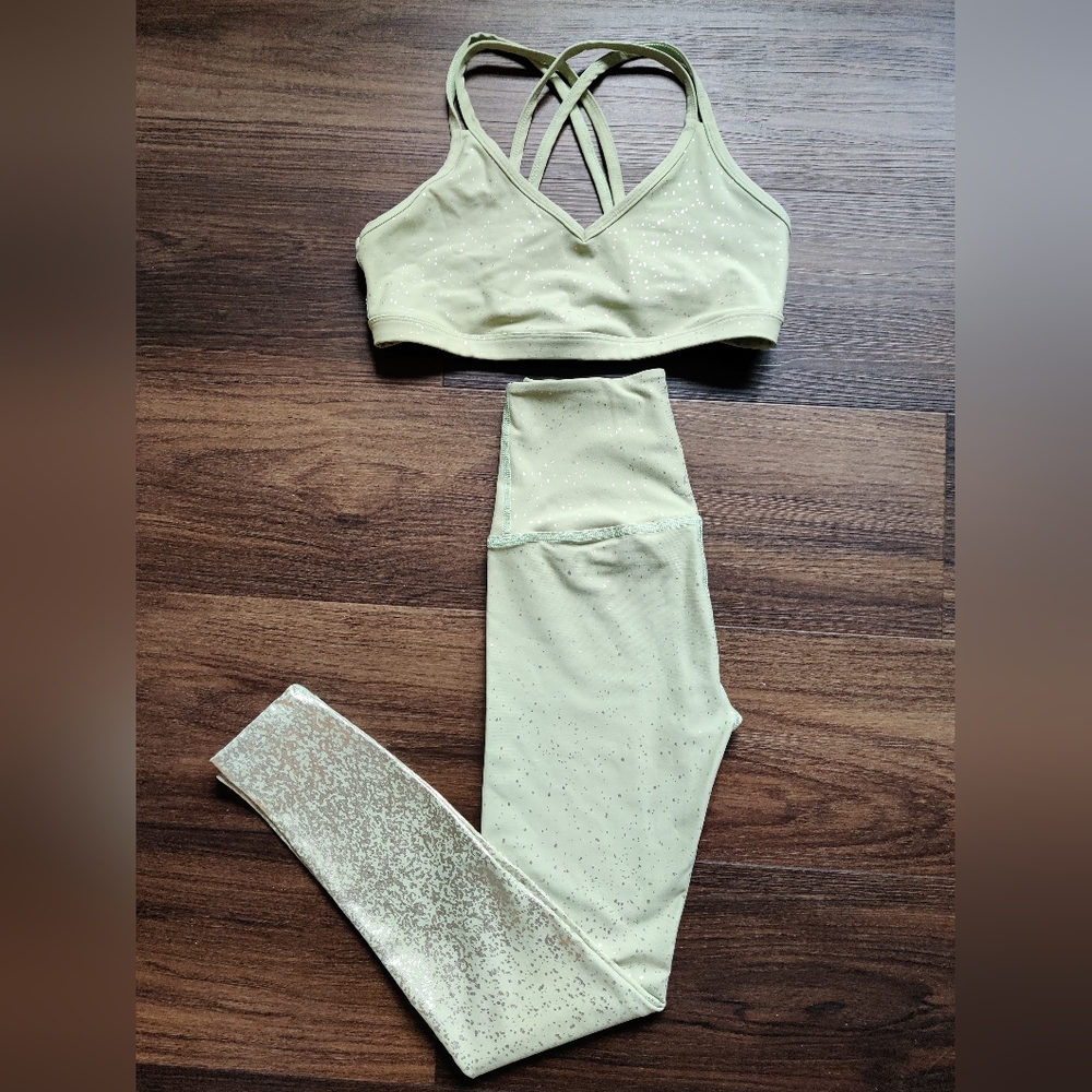 Beyond Yoga Set: leggings size XS, Bra size M, Excellent condition